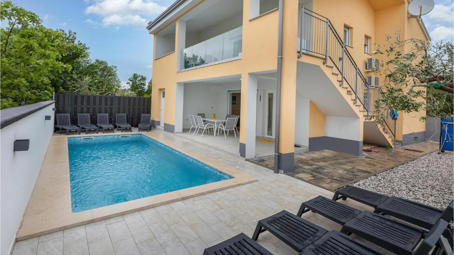 4 Bedroom Cozy Home In Betiga Pula